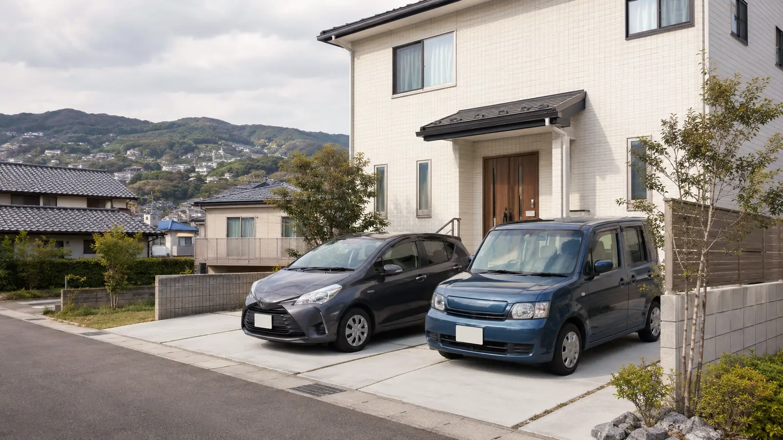 長崎県内の戸建住宅に並列で停められた2台の車