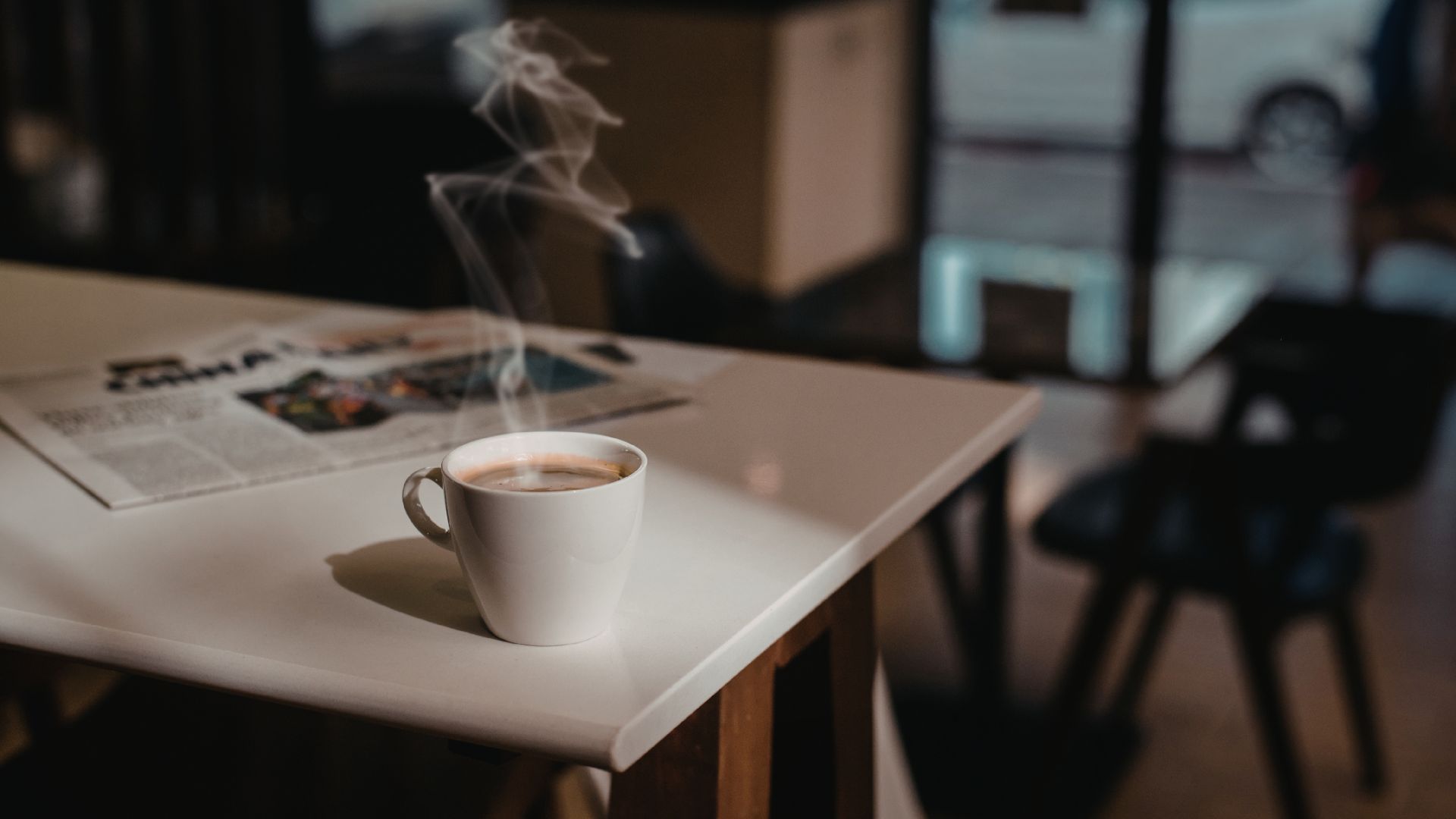 テーブルの上の新聞とコーヒー